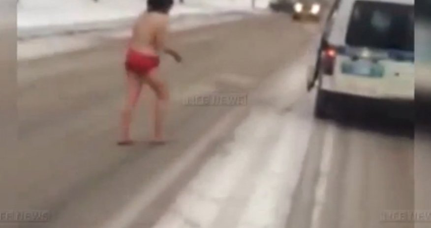 Yarıçılpaq qadın sürücüləri çaşdırdı - VİDEO