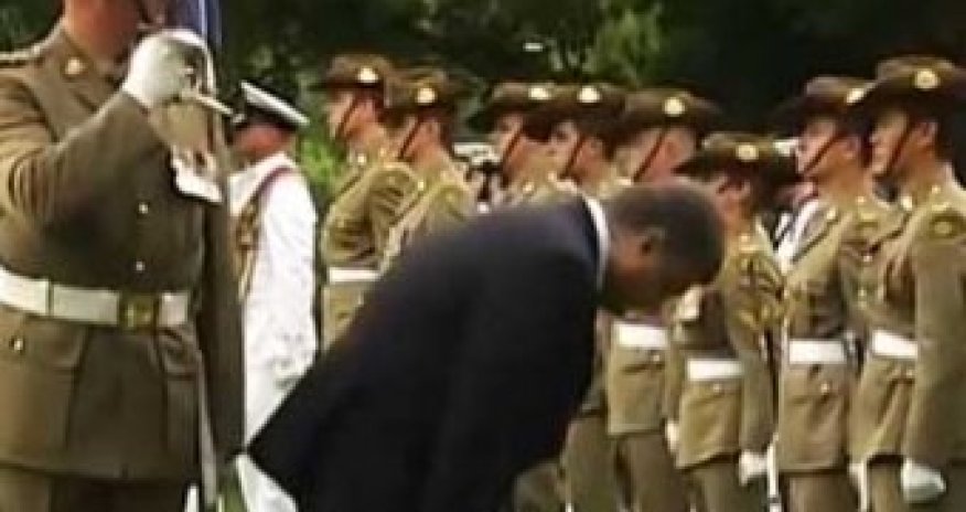 Президент поклонился почетному караулу - ВИДЕО