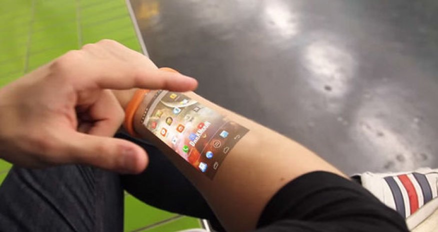 Необычный браслет превратит руку владельца в экран смартфона