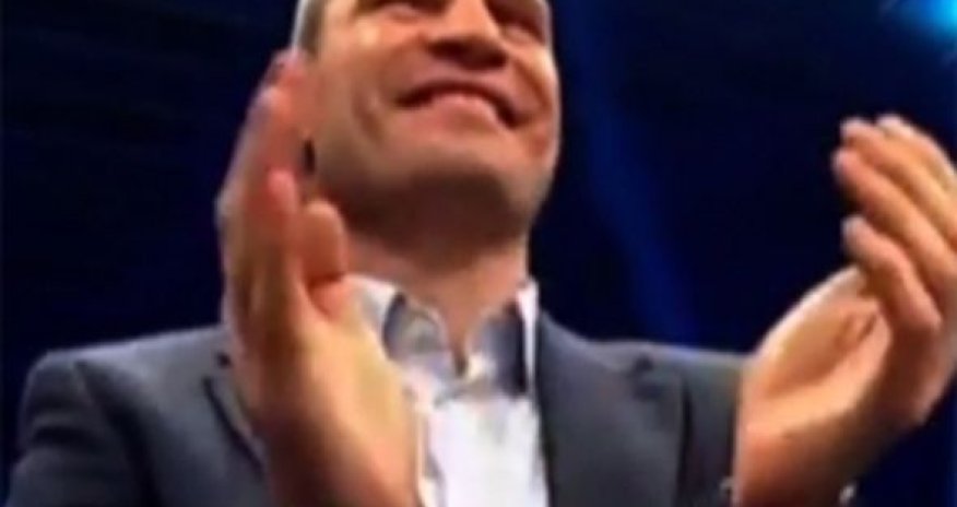 Kliçko boksçumuzun qələbəsini ayaq üstə alqışladı – VİDEO