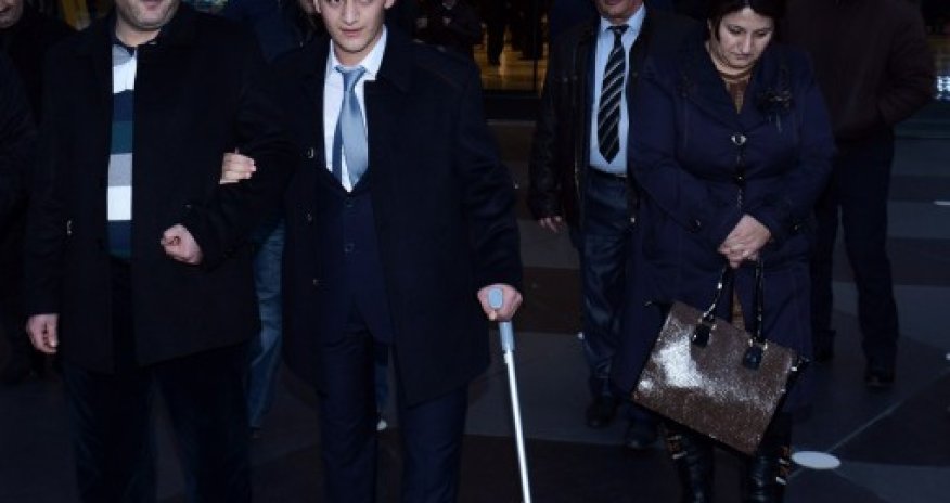 Yaralı əsgərimiz vətənə döndü - Foto+Video