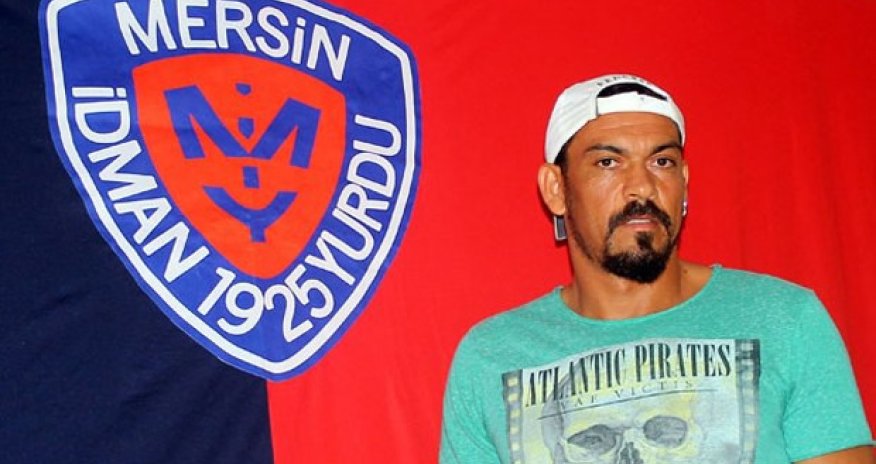 Известный футболист попал в аварию