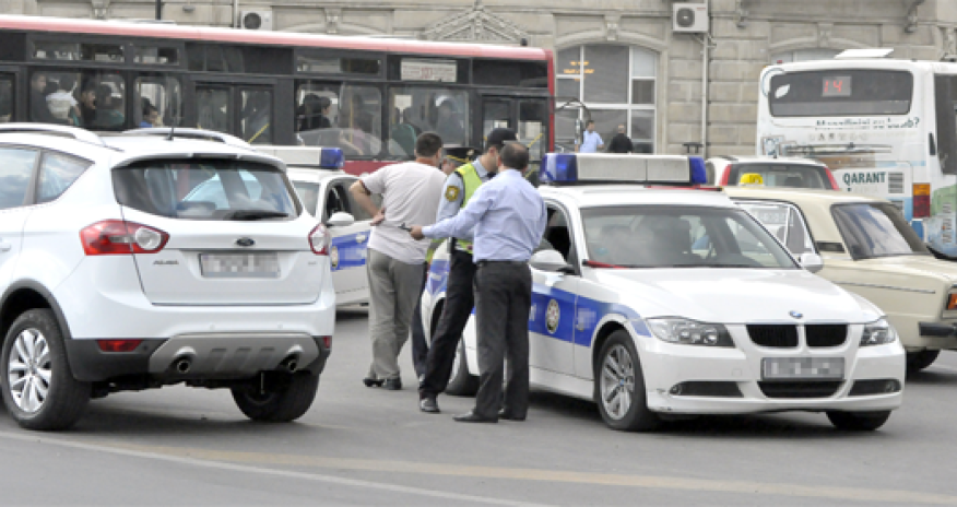 Bakıda olay: Sürücü yol polisini döydü