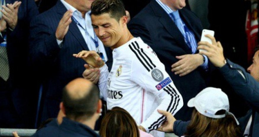 Роналду демонстративно не пожал руку Платини