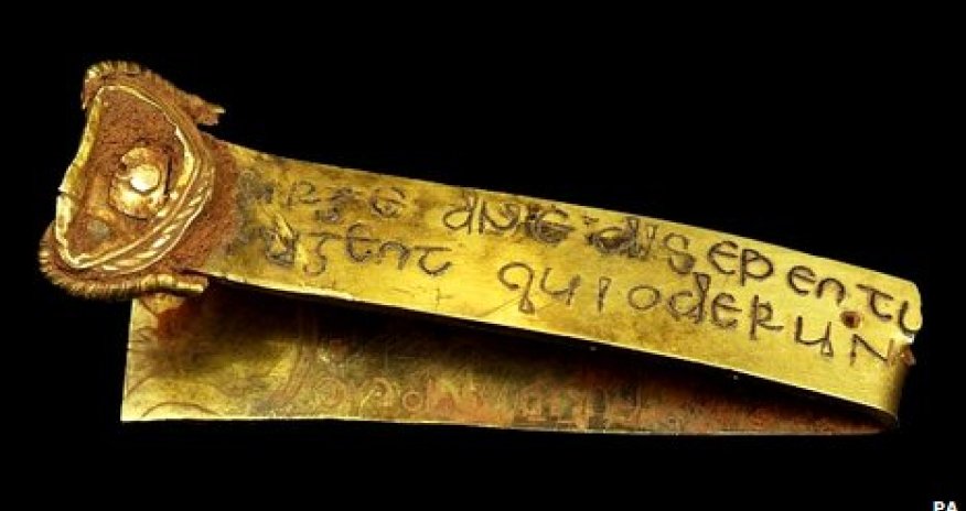 Huge Anglo-Saxon gold hoard found