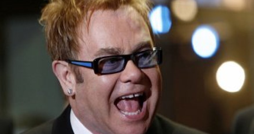 Известный певец узаконил отношения с другом