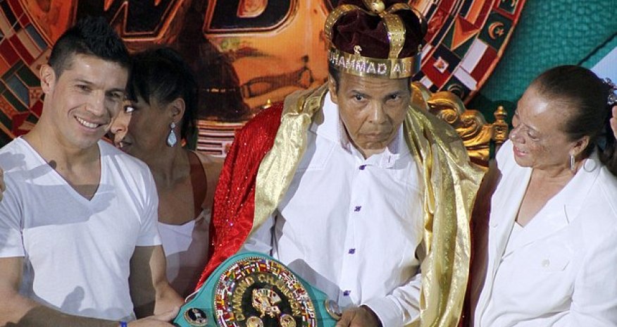 Muhammad Ali hospitalized with 'a mild case of pneumonia'