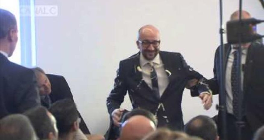 Baş nazirin üstünə mayonez atdılar - VİDEO