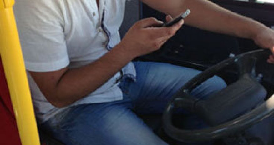 Avtobus sürücüsü sükanı buraxıb rəqs etdi - VİDEO