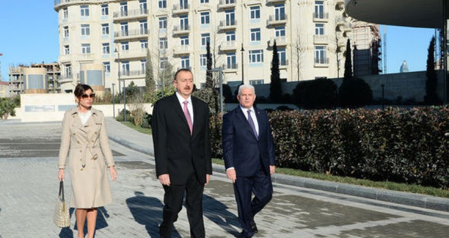 Ильхам Алиев посетил офисное здание «Baku White City»