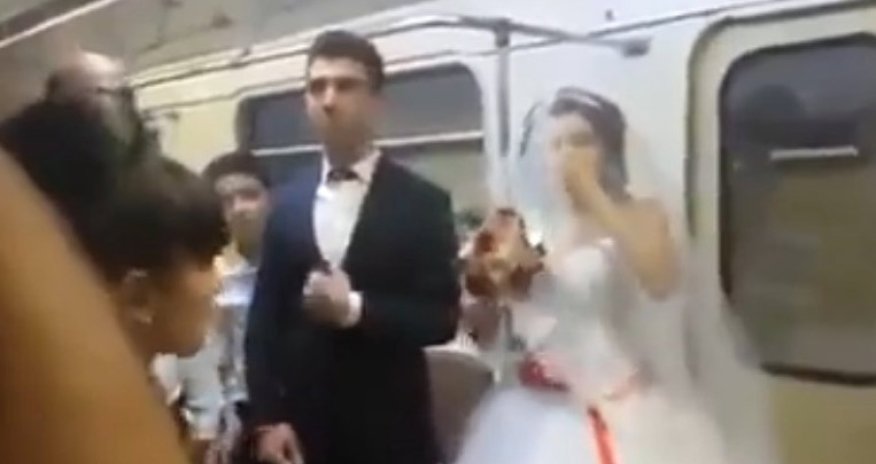 Bakıda bəylə gəlin toya metro ilə getdilər - VİDEO