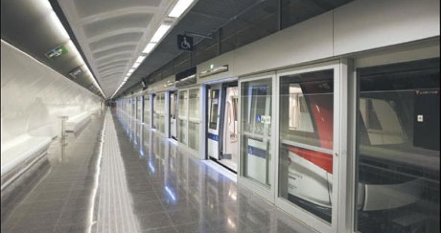 Metroda dəhşət: polisi qatarın altına itələdi - VİDEO