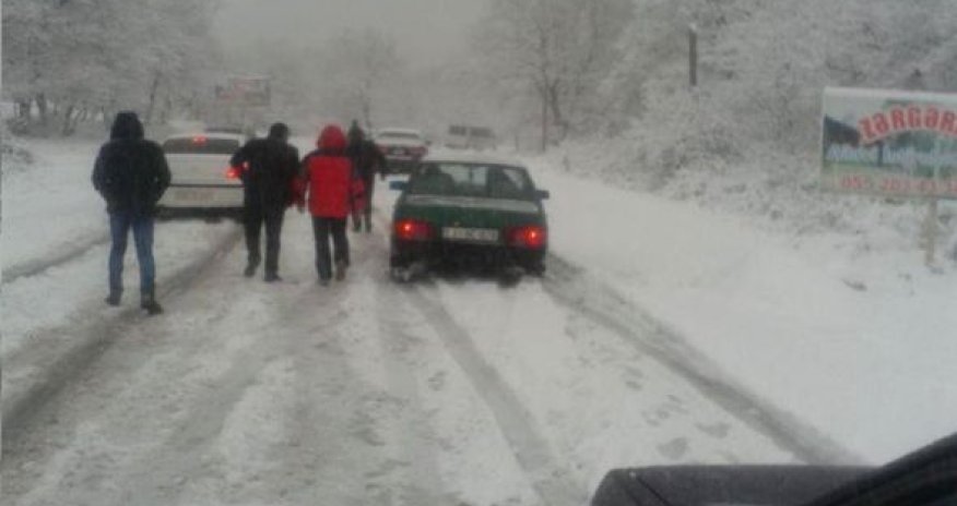 İsmayıllı-Şamaxı yolunu buz bağladı: Maşınlar yolda qalıb