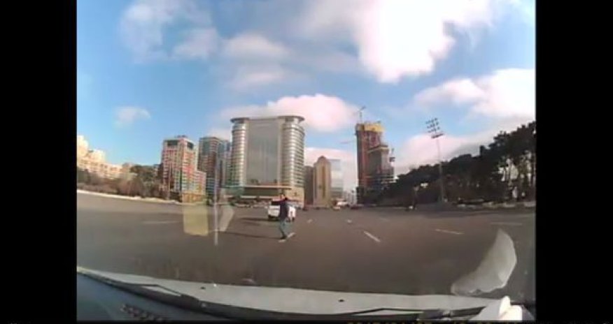 В Баку пешеход в шаге от смерти