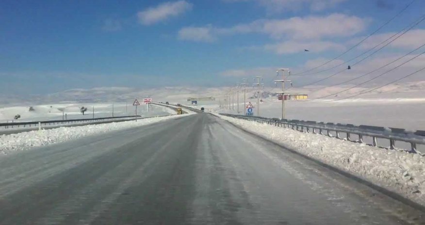 Bakıda yollar buz bağladı