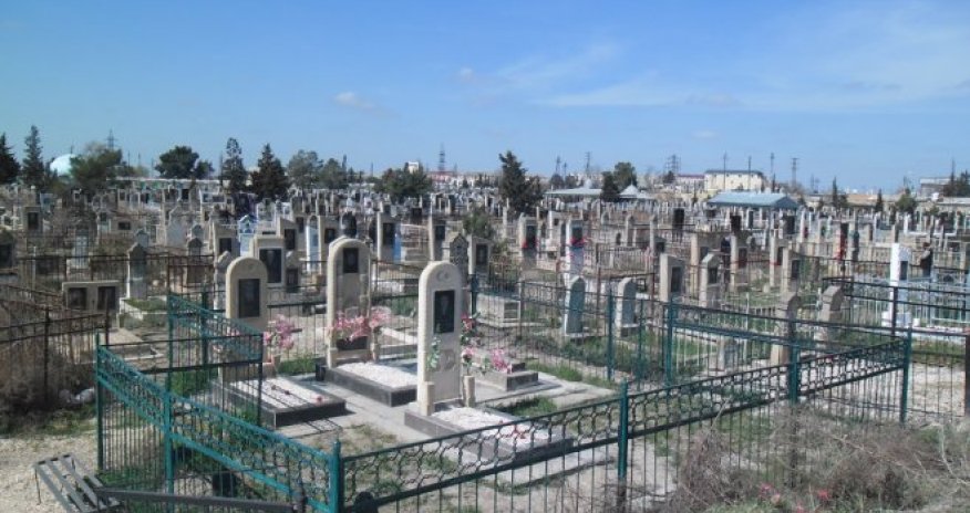 В Баку семья живет на кладбище