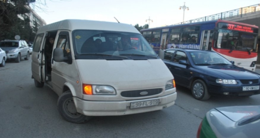 Sürücü avtobusu müfəttişin üstünə sürdü - VİDEO