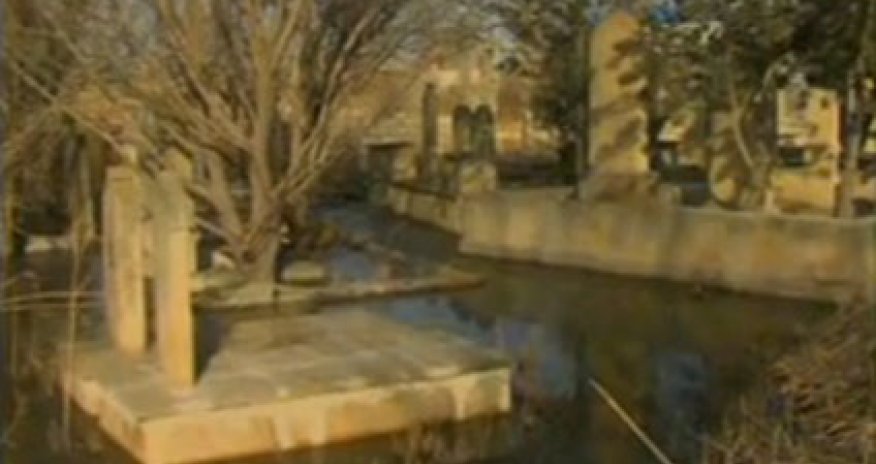 Bakıda qəbirstanlıq su altında qaldı - VİDEO