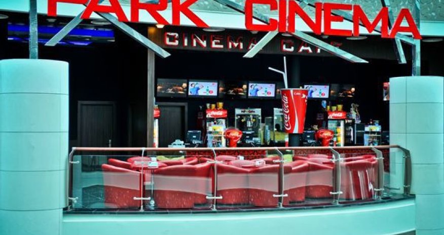 Кинотеатр показал комедию в день траура