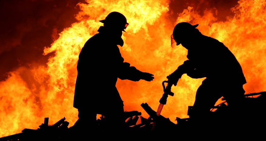 В Баку горит жилое здание