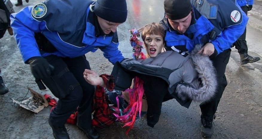 Акция Femen в Давосе