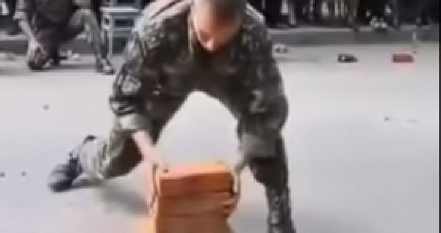 Erməni əsgərin “şousu”