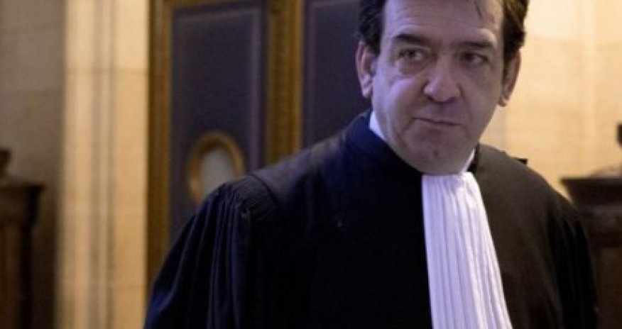 Парижский профессор разделся догола перед студенткой в хиджабе