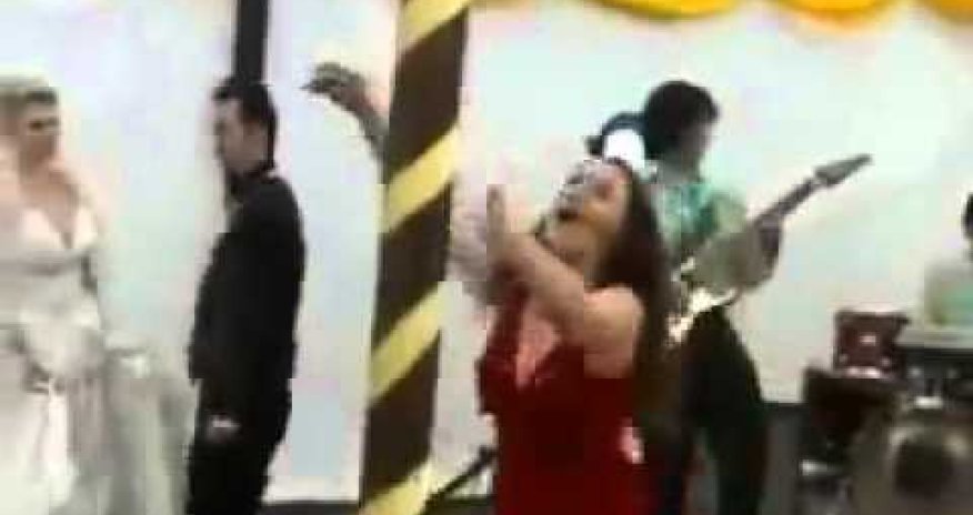 Конкурс на свадьбе: странные танцы девушек