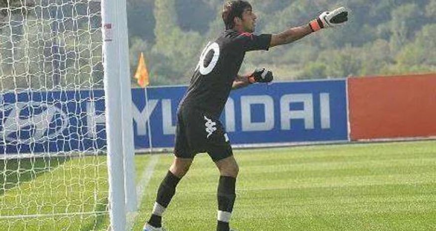 Азербайджанский вратарь пропустил гол с центра поля