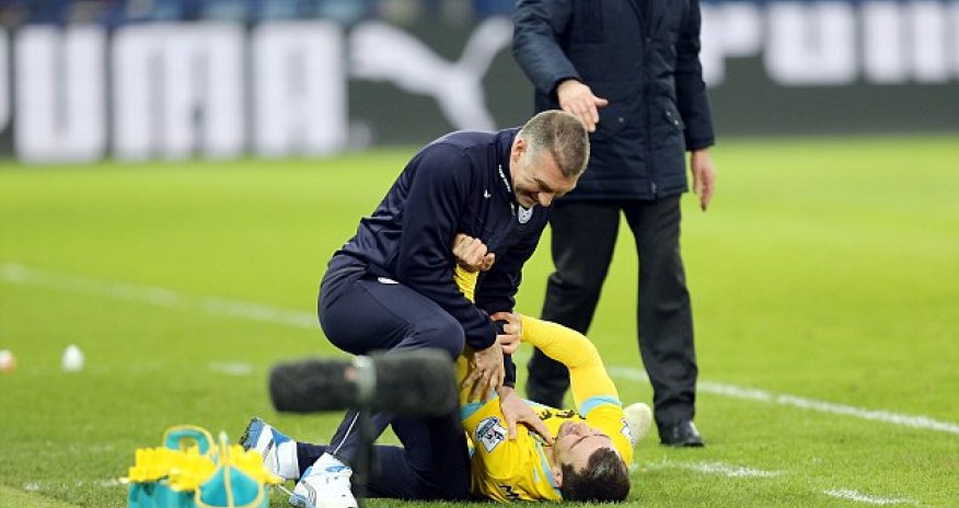 Leicester City boss Nigel Pearson puts his hands around the throat of Crystal Palace midfielder