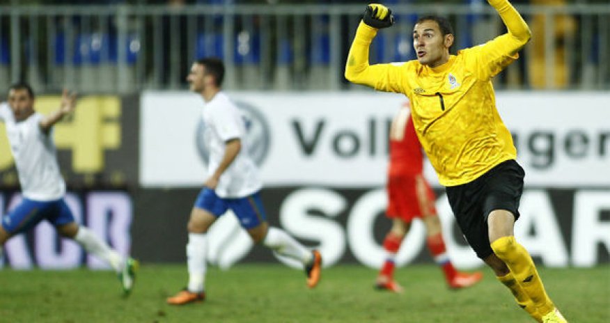 Камран Агаев подарил перчатки болельщику