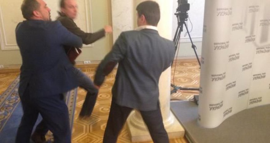 Депутаты вновь подрались