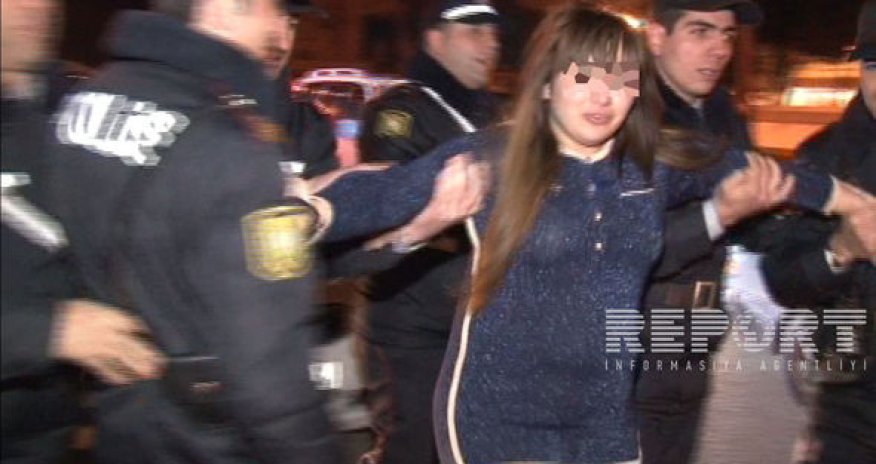 В Баку пьяная женщина напала на полицейских