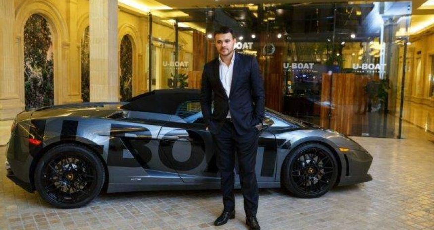 Эмину сделали дорогой подарок