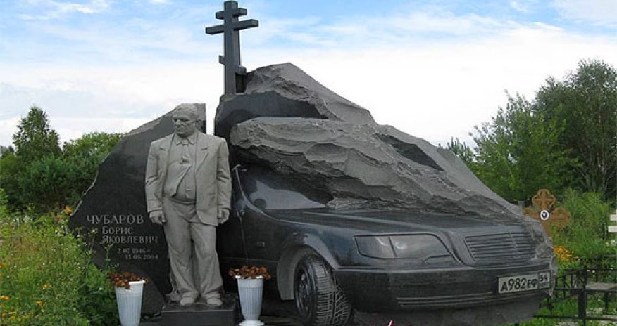 Mafiya babalarının gözqamaşdıran məzar daşları - FOTOLAR