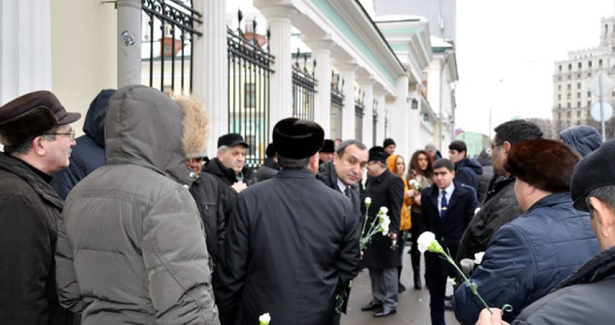 Сторонники Аббаса Аббасова напали на протестующих