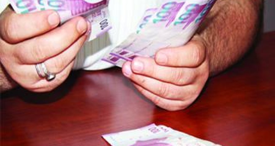 1 dollar equals 1.05 manat