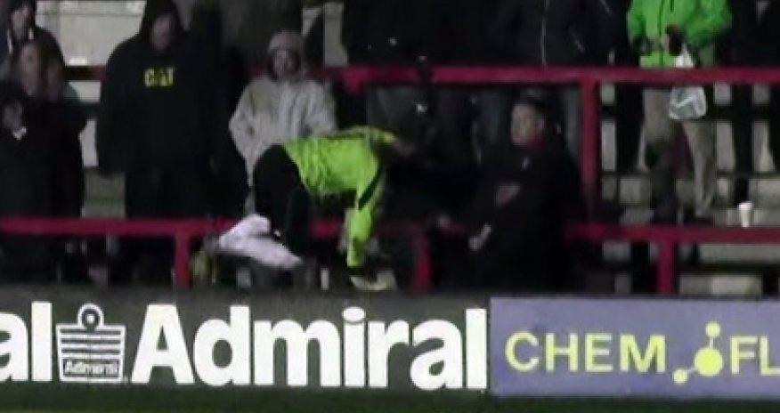 Вратарь подрался с фанатами