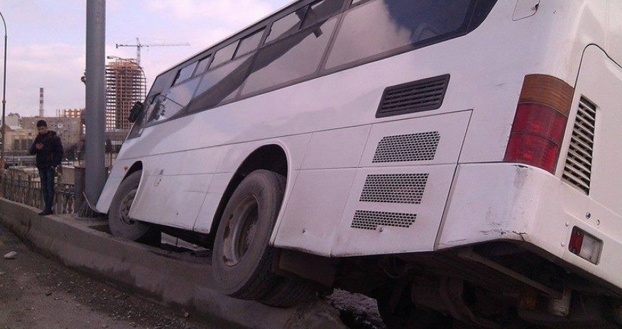 В Баку автобус врезался в мост