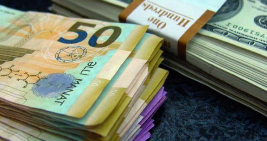 В Баку подешевел доллар