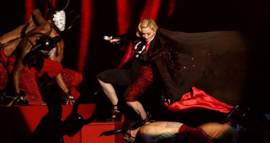 Мадонна упала во время выступления