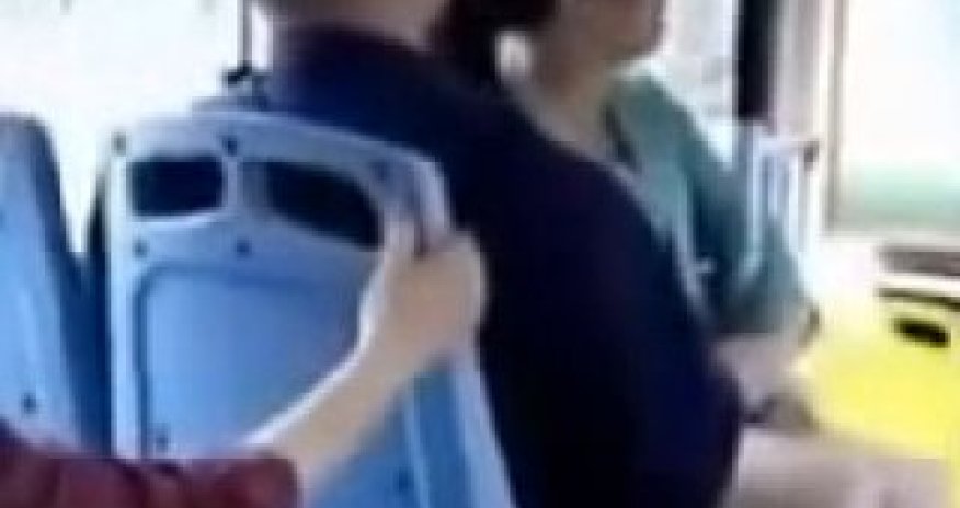 Avtobusda yer üstündə dava - VİDEO