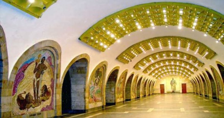 Metroda reklamlar bərpa olunur