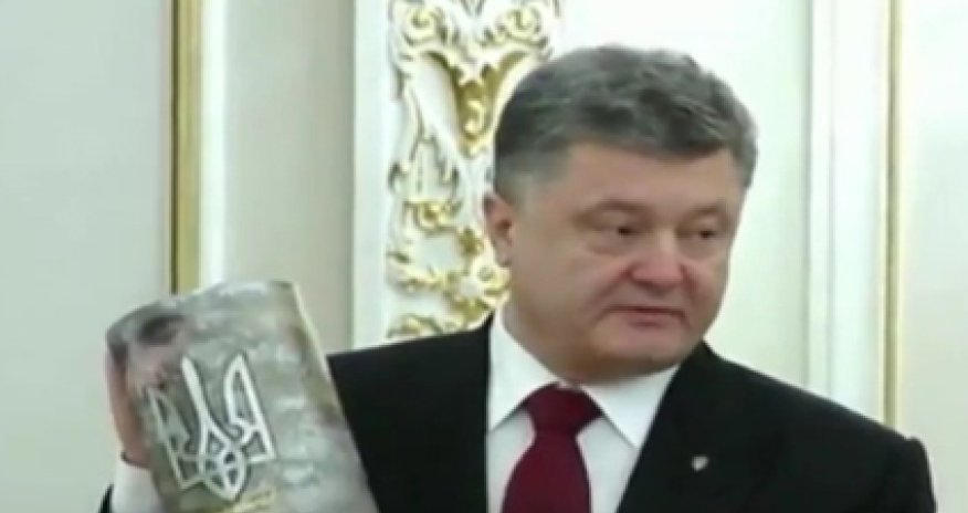 Порошенко вручили гильзу