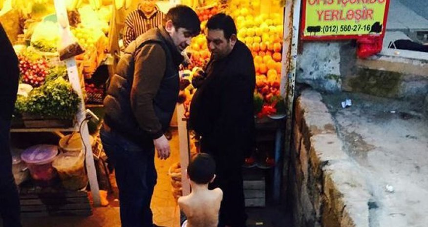 В Баку раздетого ребенка отправили просить милостыню