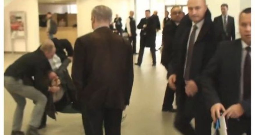 Охрана президента заклеила рот журналиста