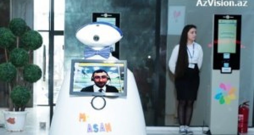 Azərbaycanda dövlət qulluğunda çalışan robot - FOTO
