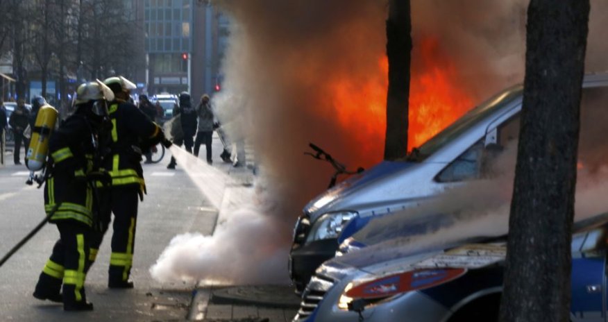 Ранены десятки полицейских