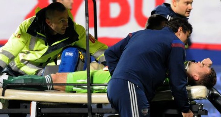 Russia keeper Akinfeev hit by flare in abandoned Montenegro match