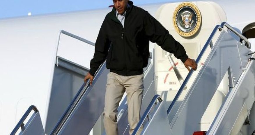 Обама едва не упал с трапа самолета
